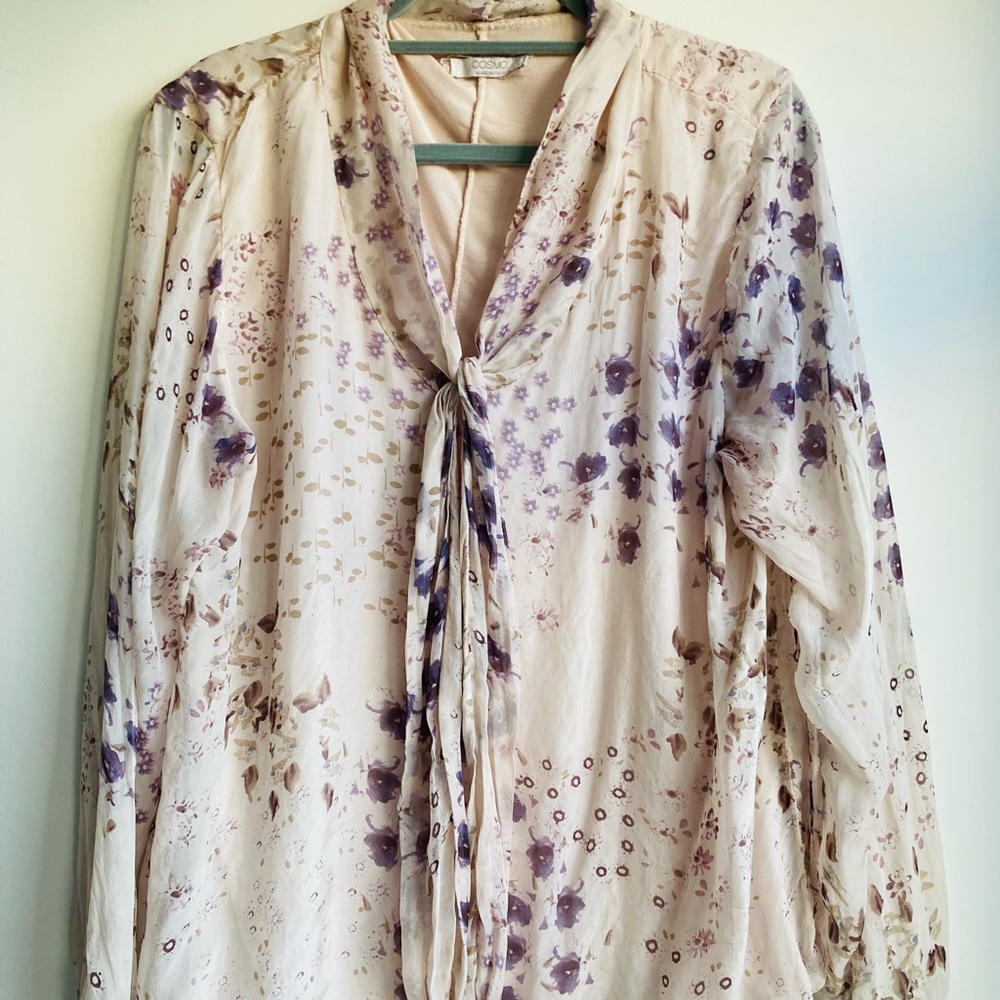 Designer Cosmo-Made in Italy. Silk beautiful light long sleeve blouse. Flowers